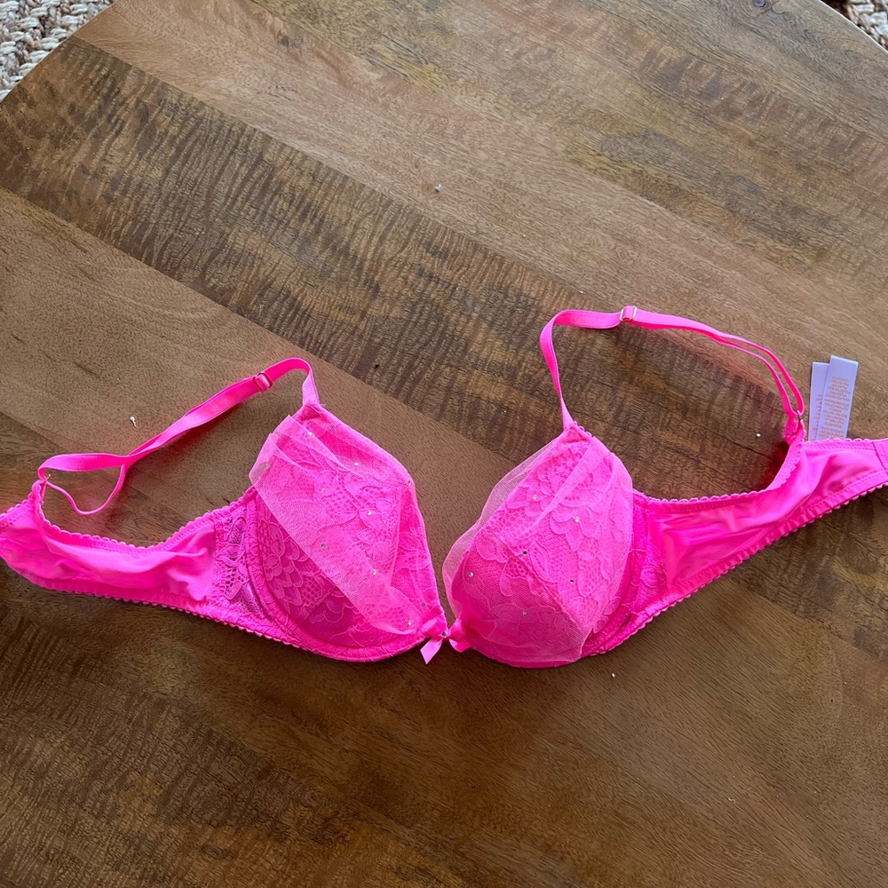 Savage Hot pink bra, never been used before and brand new!